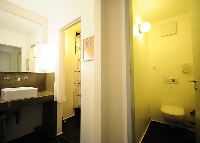 بيت شباب Five Elements And Capsules Frankfurt *