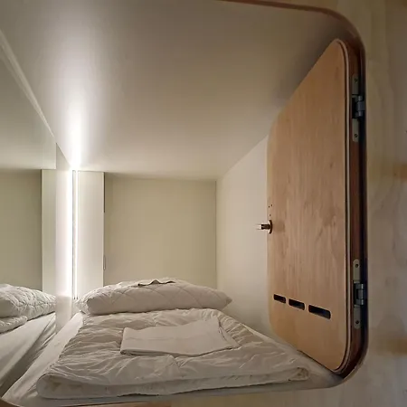 Five Elements And Capsules Frankfurt Hostal *